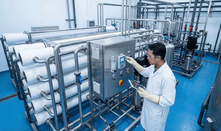 Teknisi melakukan prosedur chemical cleaning RO membrane pada sistem industri menggunakan CIP skid.