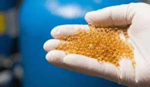 Bentuk fisik butiran resin kation warna coklat emas kualitas tinggi