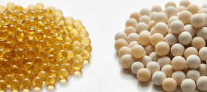 Perbedaan fisik resin kation amber dan resin anion putih untuk softener air.