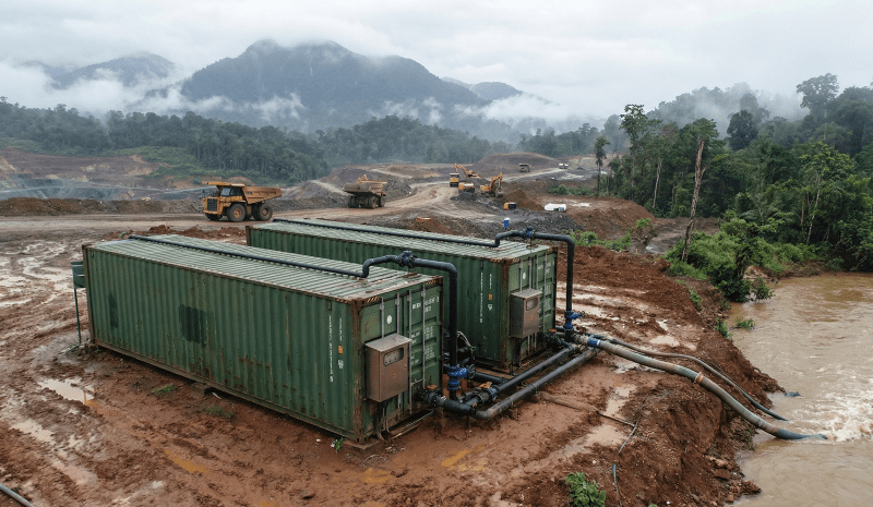 Supplier mesin water treatment Papua, unit WTP container heavy duty di lokasi tambang terbuka di pedalaman Timika yang berkabut.